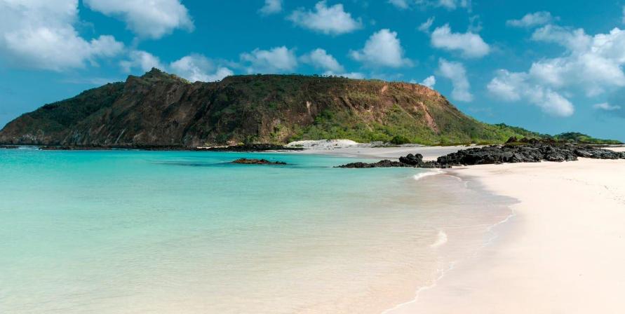 Paisaje de las islas Galápagos con costa volcánica y aguas cristalinas